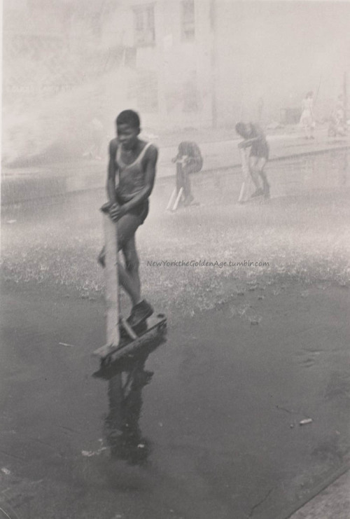 newyorkthegoldenage:  Scooting through a hydrant spray, 1942.Photo: Helen Levitt via Museum of Contemporary Art