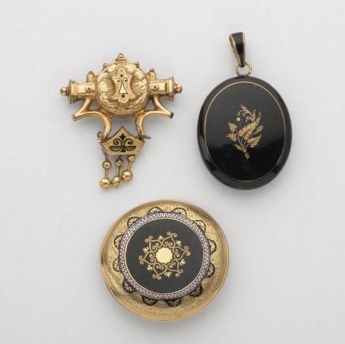 gatarojastuff:Victorian mourning jewelry.