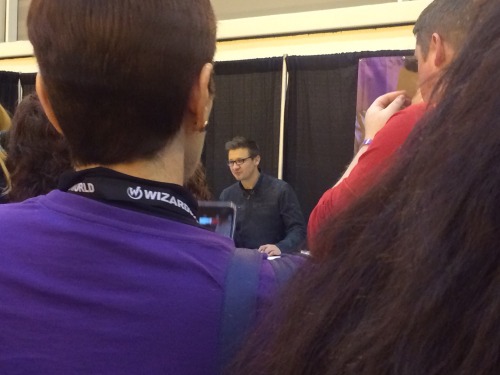 Here’s a few pictures from Jeremy’s autograph session on Saturday. He was standing by th