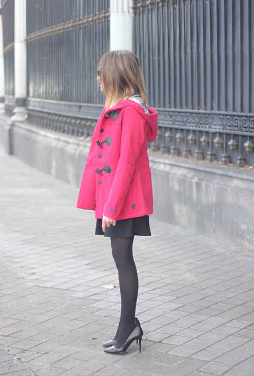tightsobsession: Red coat.Via Be Sugar And Spice. Abrigo/Coat: OKEYSI Mono/Jumpsuit: Zara Pulseras/B