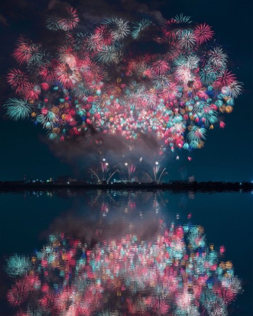 sixpenceee:Magnificent Photographs of Japan’s Summer Firework Festivals
