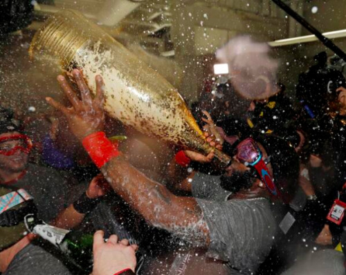 fuckyeahmassachusetts:  buzzfeedsports:  Boston celebrating the world series  Fuck yes y’all