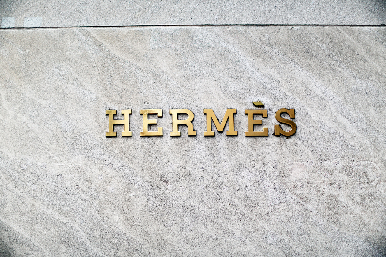 hermes logo in gold She @elle-mood