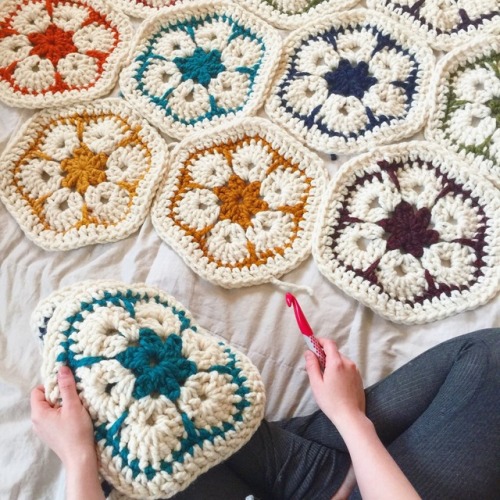 lunarknitsbylori: Chunky blankets for life.