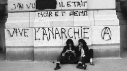 pattismithandrobertmapplethorpe:  Patti Smith and Lizzy Mercier Descloux, Paris 1976 by Michel Esteban, ( i saw God, she was a black woman… )