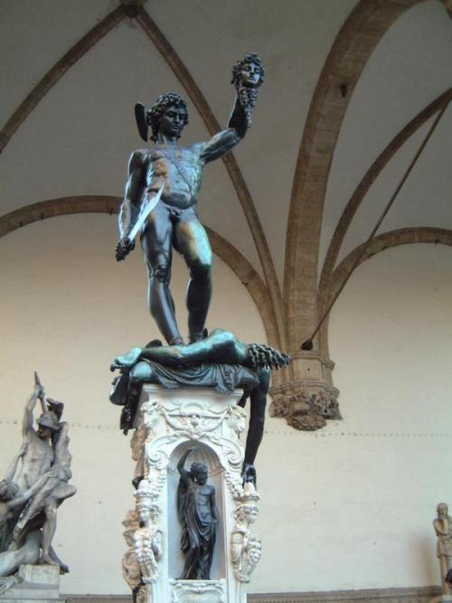 ex0skeletal:Perseus Beheading Medusaby Benvenuto Cellini 1645-1554  Loggia dei Lanzi, Florence 