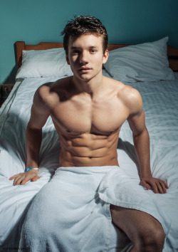 manpics:  Cute ripped muscle twink