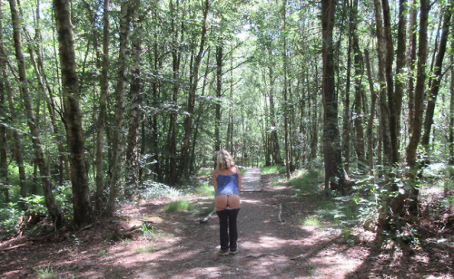 itsrockhard: Flashing my ass in the woods