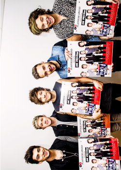 harrystylesdaily:  One Direction get platinum plate in Amsterdam 