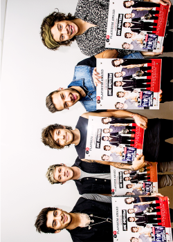 harrystylesdaily:  One Direction get platinum