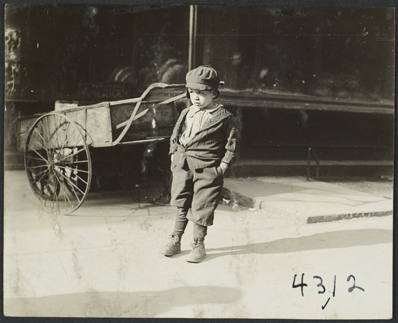 onceuponatown:  New York: Street kids. Early 1900s. Photography by Jessie Tarbox