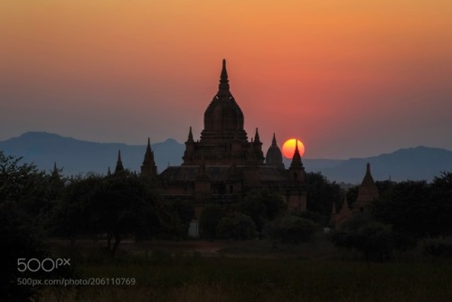 socialfoto:Sunset in Bagan, Myanmar by kennethback #SocialFoto