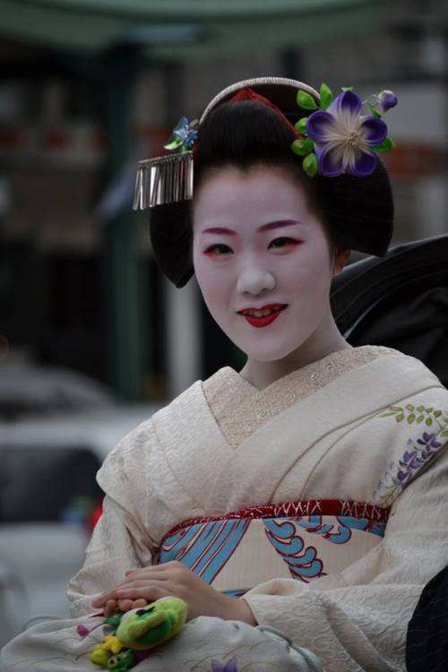 This coordinate owned by Tomikiku okiya (Gion Higashi) is for senior maiko and has been worn by Tomi