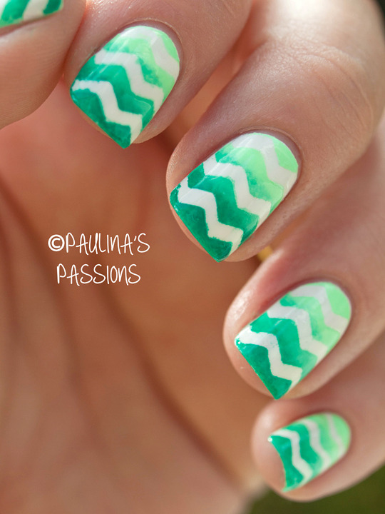 paulinaspassions:  Green Gradient Chevrons :) http://paulinaspassions.com/31dc2013-day-04-green-chevron-gradient-nails/