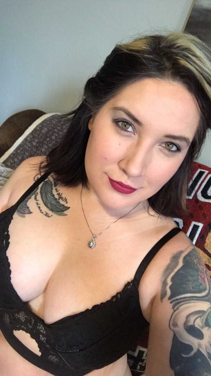 queenluciousolips2233:She gotta booty to Match those boobies