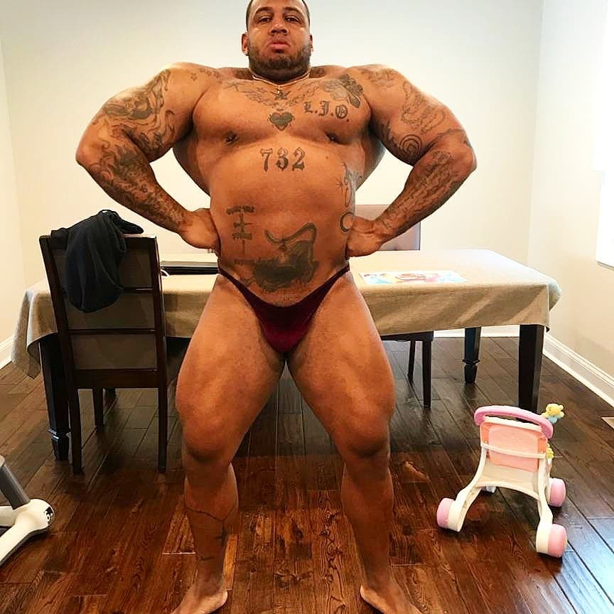 jodymuscle:  needsize:  Water BuffaloLes Owens  Damn 