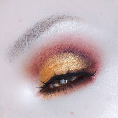 Have some Autumn inspo Makeup details below: BROWS: #benefitcosmetics gimme brow #3EYES: @limecrimem