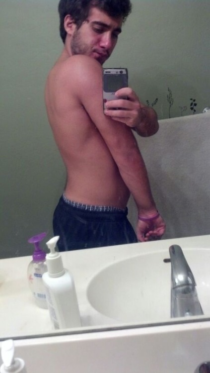 theshirtlesslifter:  Dats me! Also, I hate my back.  Need to hit it much harder…. 