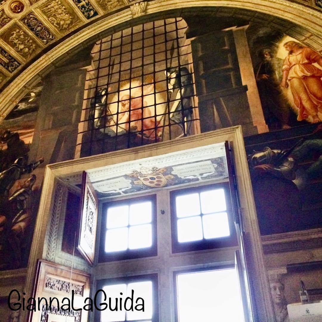 Musei Vaticani, Stanza di Eliodoro. Raffaello, 1512, Liberazione di Pietro dal carcere.
Un’opera d’arte è un’esperienza fisica, se la vivi e la leggi emoziona. #guidaturisticamuseivaticani #guidaturisticaautorizzata #visitaguidatamuseivaticani...