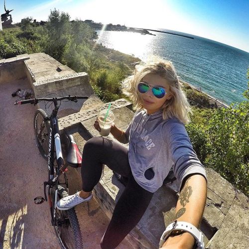 instabicycle: Via @maaaugli: ✌️☕️#fitfam #bike #beastmode #fit #town #street #design #style #motorcy