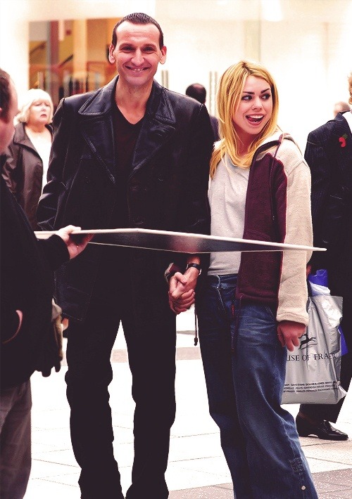 part-of-your-worldd:kaoru—-stuff:Doctor Who season 1, behind the scenes !