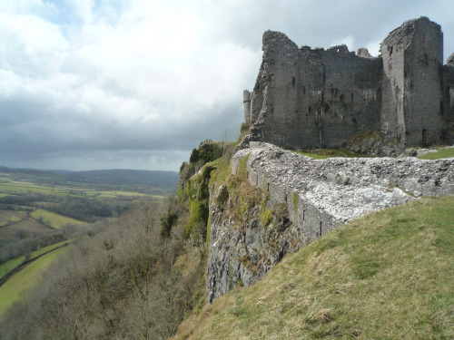 wishfulthinkment: Carreg Cennen Castle, Wales. www.castles99.ukprint.com/Essays/carregcennen.