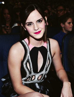 maraude-r:  Emma Watson @ PCA 2013 