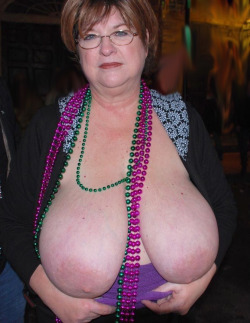 bigtazz24:  atldirtybirdsfan:  Yes  Yes granny can smother me with those.