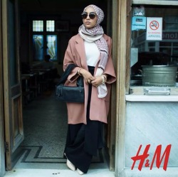 freshbintofbelair:H&amp;M features a hijabi woman for their new collection!!