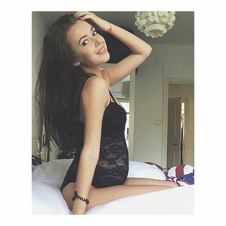 jagoraven: Never wear maternity clothes; always go with the barely fit ones!