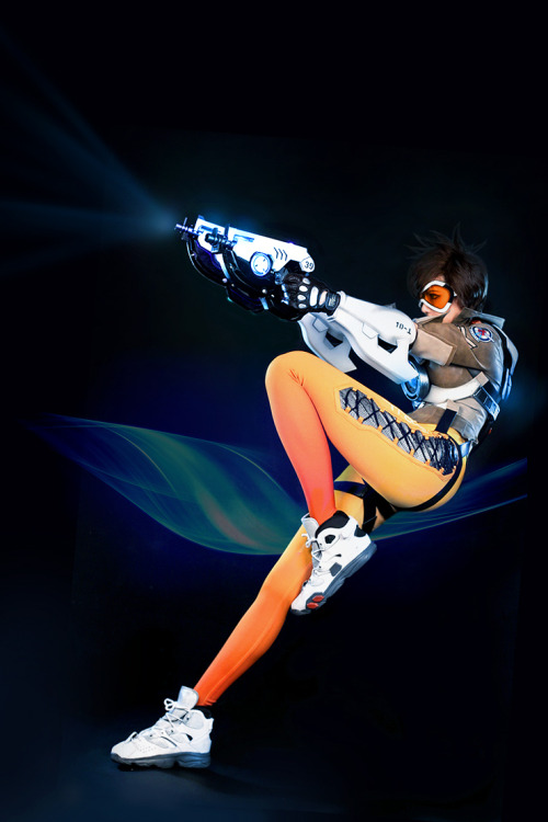 theomeganerd:  Overwatch Tracer Cosplay by Tasha Cosplay      <3 <3 <3