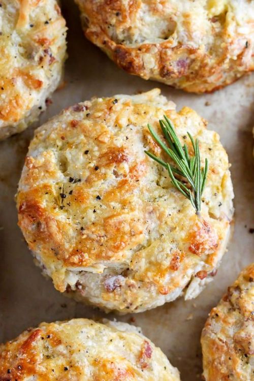 antikristrecipes:    White Cheddar, Bacon, and Apple Biscuits  