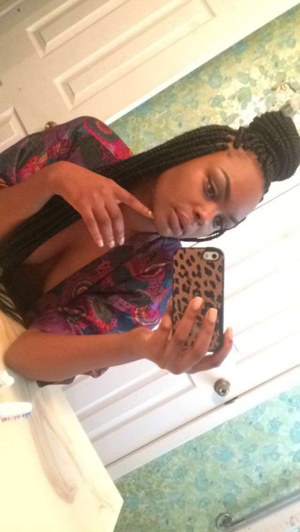 honeyytrap:  Felt like getting cute today 🌚