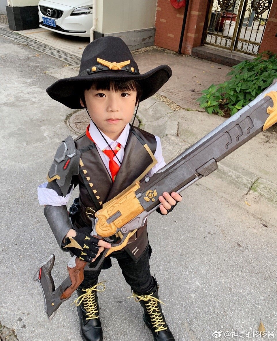 spcrash:  Ashe and B.O.B. cosplay by jemery0328 and their father. “D.A.D., do something?!?”