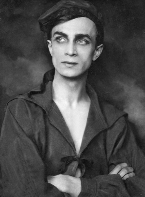 Conrad Veidt, 1910′s (I’m guessing)Everyone’s favorite Nazi villain during Hollywood’s World War II 