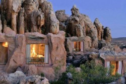 ultimate-passport:  Kagga Kamma Game Reserve- South Africa Kagga Kamma Game Reserve offers unique cave suites for guests ti the park. These suites are built into the sandstone cliff, blending the rooms into the rock. The Reserve also boasts Zebras, Antelo