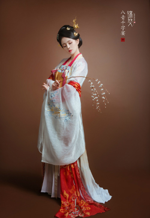 Traditional Chinese hanfu by 锦瑟衣庄