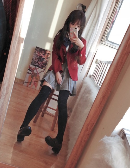 ayuchaojiku: 今天穿着制服出去玩了一天 没穿内裤小穴凉凉的 好怕一阵大风吹过来啊 好丢脸啊 喜欢的哥哥加微信哦 taige1230 记得点赞转发哦
