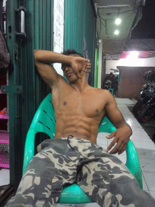 nemenin abang jaga toko