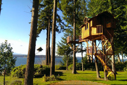 treehauslove:  Eagles Perch Treehouse. A wonderful treehouse perched 20 feet (6 metres) up in a Douglas Fir tree. There is an observation deck linked to the treehouse, from which the views to the Hood Canal and Port Gamble open up. Located in Kingston,