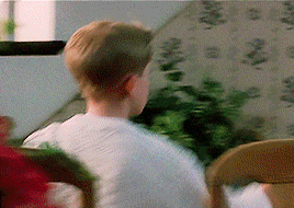 daxterdd: Advent Meme: Home Alone↳ Kevin McCallister + outsmarting home invaders