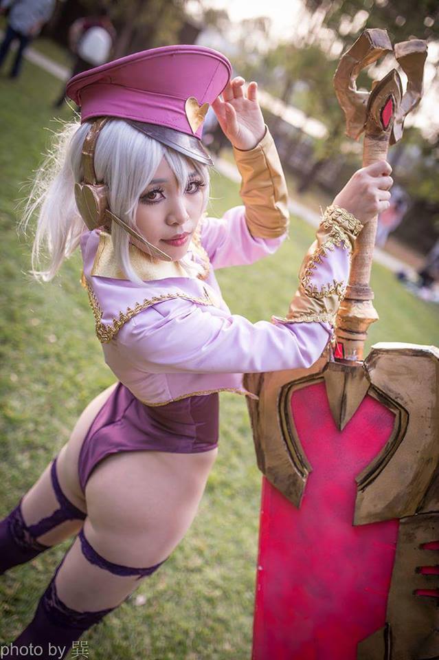 league-of-legends-sexy-girls:  Riven Cosplay 