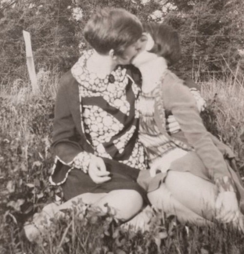 moonblossom: eden-duh: Vintage Lesbian Couples Gals being pals!