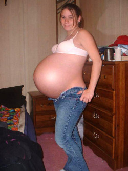 pregnantnude:  Pregnant Nudes  Wow!!! She is ready to pop