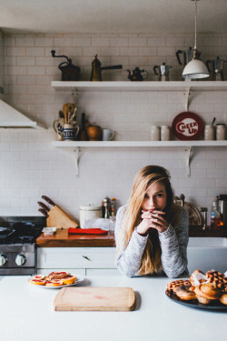 avenuesofinspiration:  An afternoon in the Kitchen | Photographer © | AOI