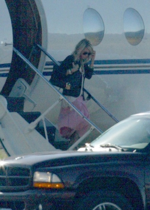 popculturediedin2009:Ashley Olsen leaving her private jet to pick up Mary-Kate from rehab, July 