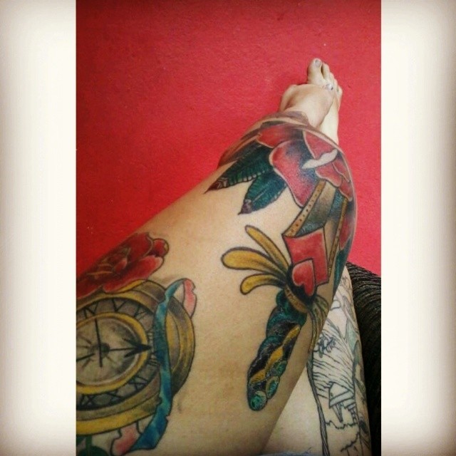 Descascanu tudo #bomdia #kneetattoo #oldschooltattoo #girlswithtattoos #InstaSize