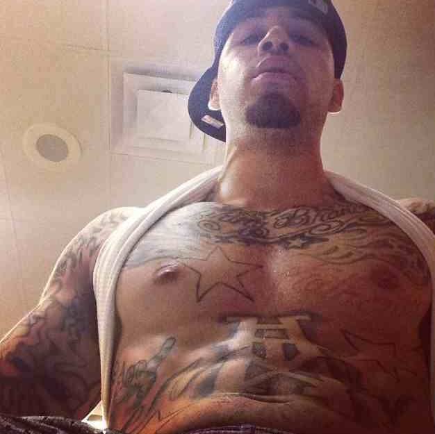 betocheto17:  I love it when guys wear cowboy hats  😍  He has a nice inked up