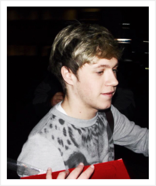 styzles-deactivated20151205:  Niall outside the studio tonight. + 