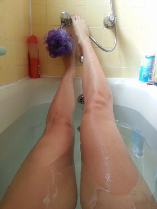 XXX BATH TUB LEGS photo